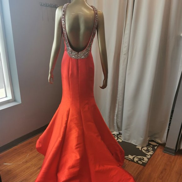 Size 4 bright red fit and flare/trumpet formal/prom gown - Picture 2 of 6